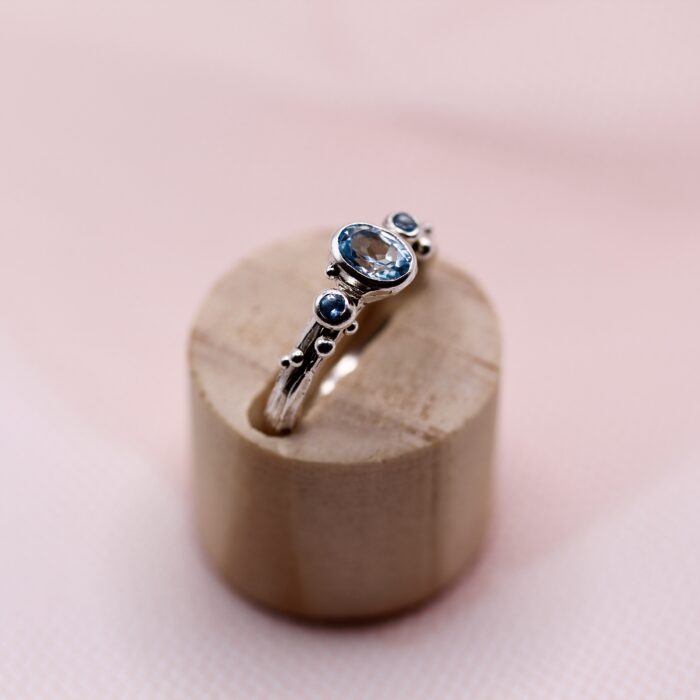 Anello Uno di Uno con topazi azzurri - immagine 3