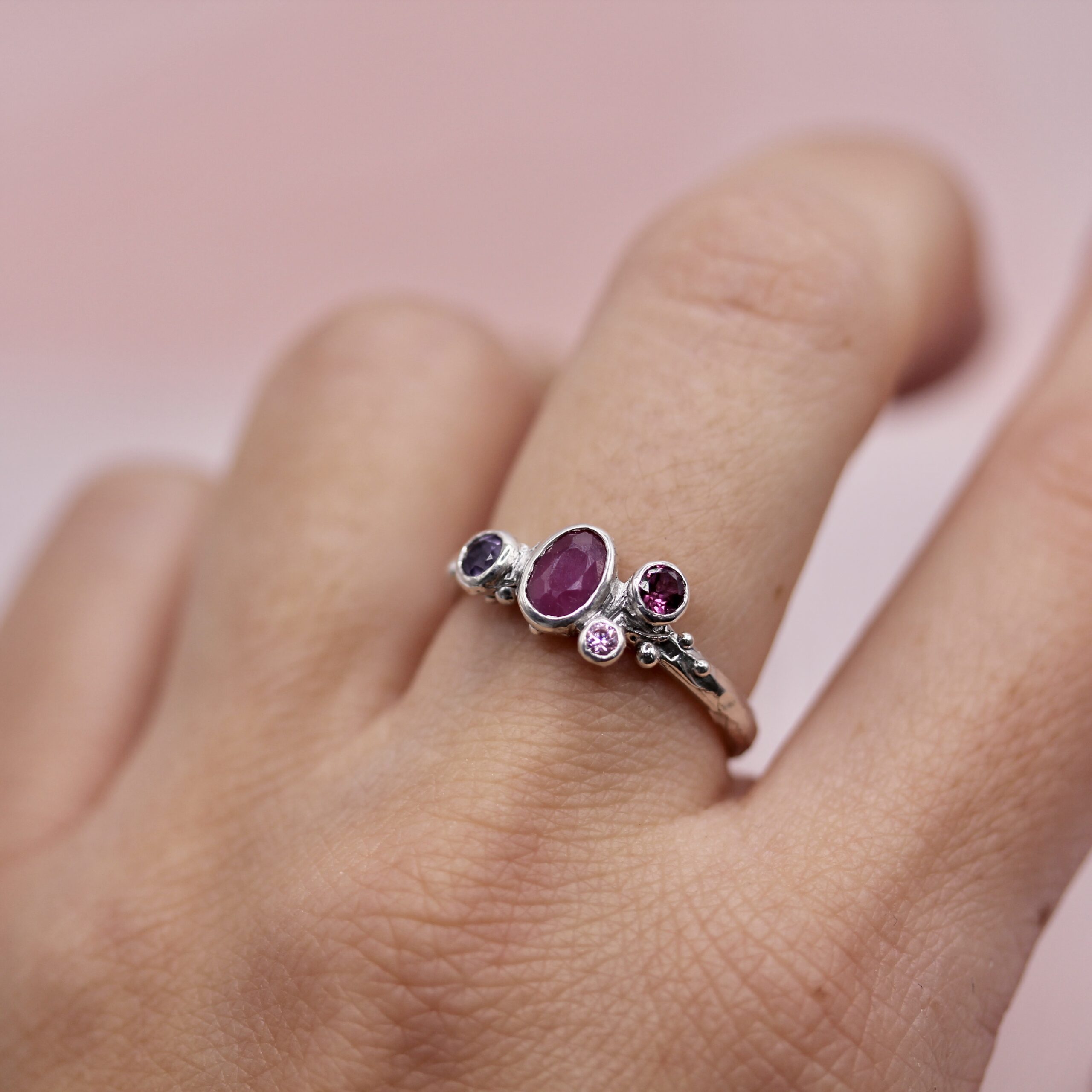 Anello Uno di Uno con rubino fucsia - immagine 2
